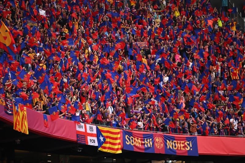 Barca bị trừng phạt.