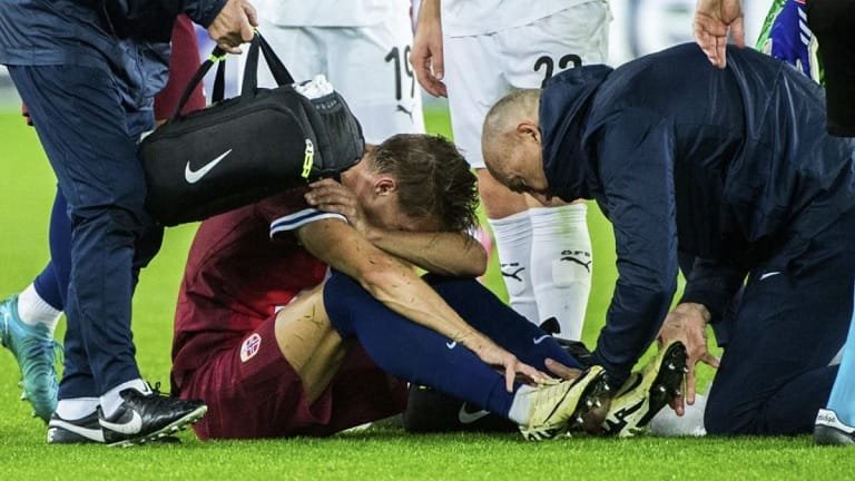 Martin Odegaard dính chấn thương khi thi đấu cho ĐT Na Uy