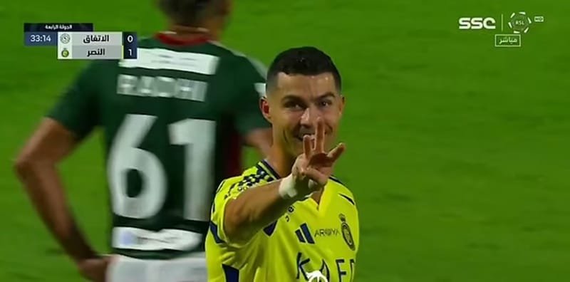 Ronaldo ăn mừng với con trai.