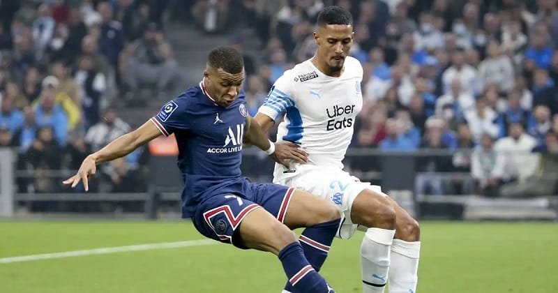 Một pha tranh chấp giữa Saliba và Kylian Mbappe