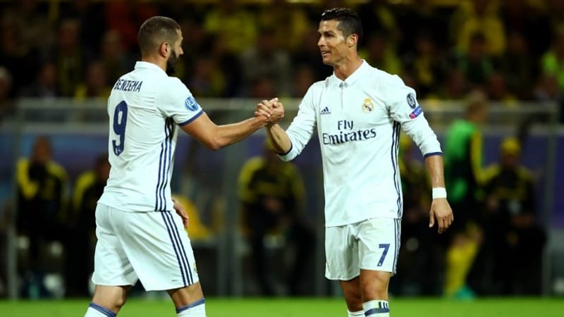 Benzema chấp nhận hạ cái tôi của tiền đạo và làm nền cho Ronaldo tỏa sáng.
