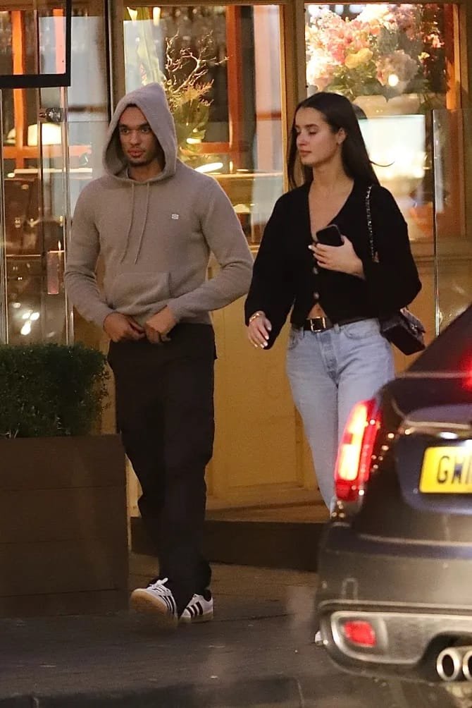Trent Alexander-Arnold dạo bước cùng Estelle Behnke