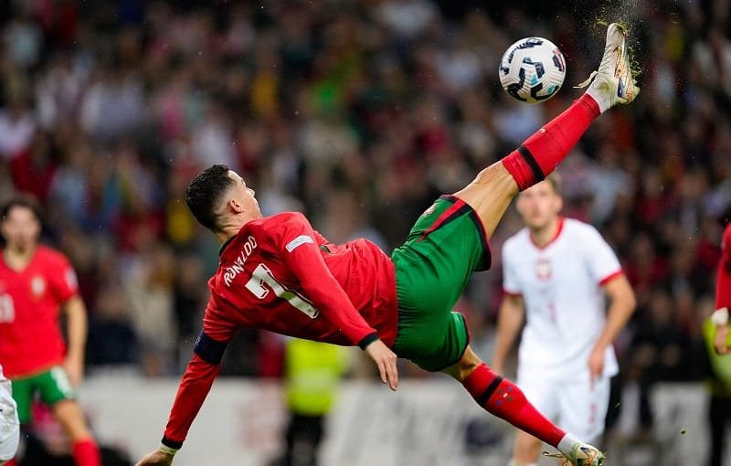 Ronaldo lập siêu phẩm vào lưới Ba Lan.