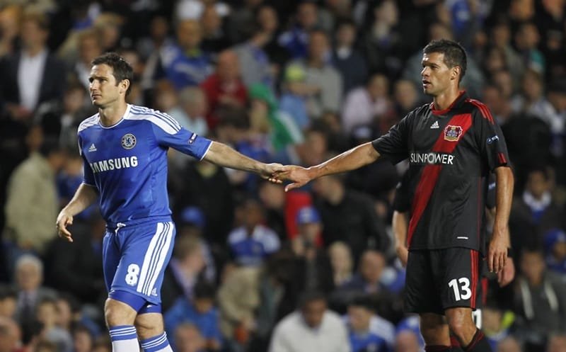Chelsea về nhất bảng E