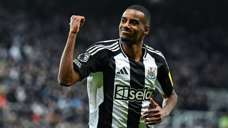 Newcastle trói chân Isak
