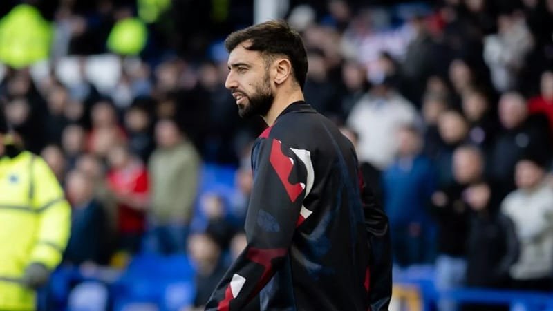 Fernandes đã đụng độ với huyền thoại của Everton, Derek Mountfield.